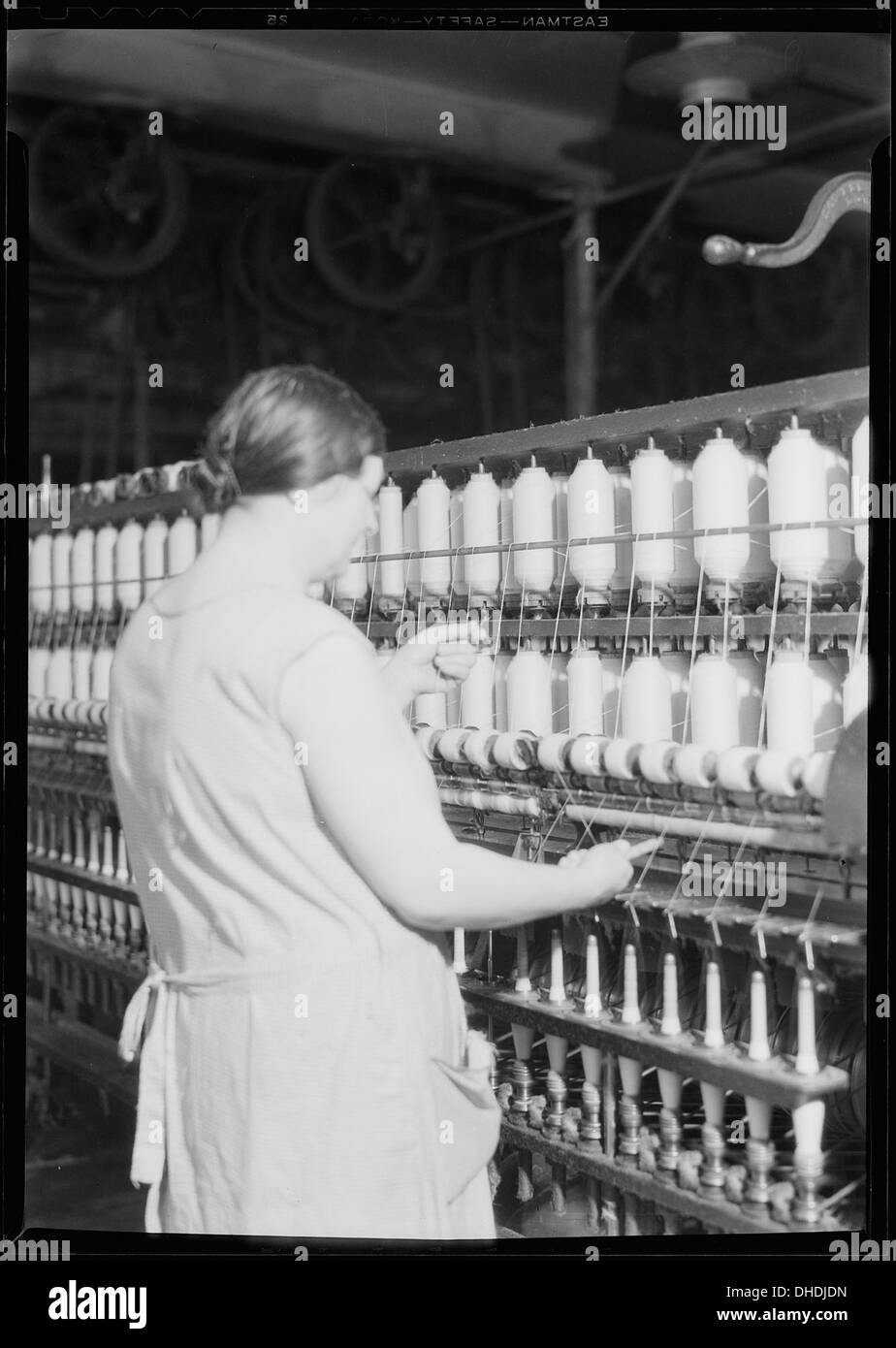 Une vue des Pacific Mills à Manchester, New Hampshire, présentant le processus de rattachement de filature et de filière dans la production textile. Banque D'Images Une vue des Pacific Mills à Manchester, New Hampshire, présentant le processus de rattachement de filature et de filière dans la production textile. Banque D'Images