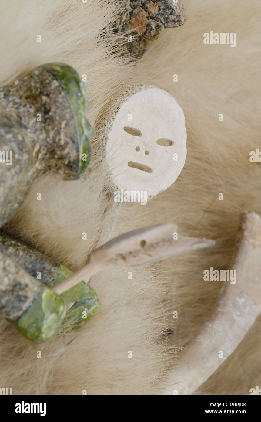 Au Canada, le Nunavut, la Qikiqtaaluk, Cape Dorset. Sculpture en pierre sur la fourrure de l'ours polaire. Banque D'Images