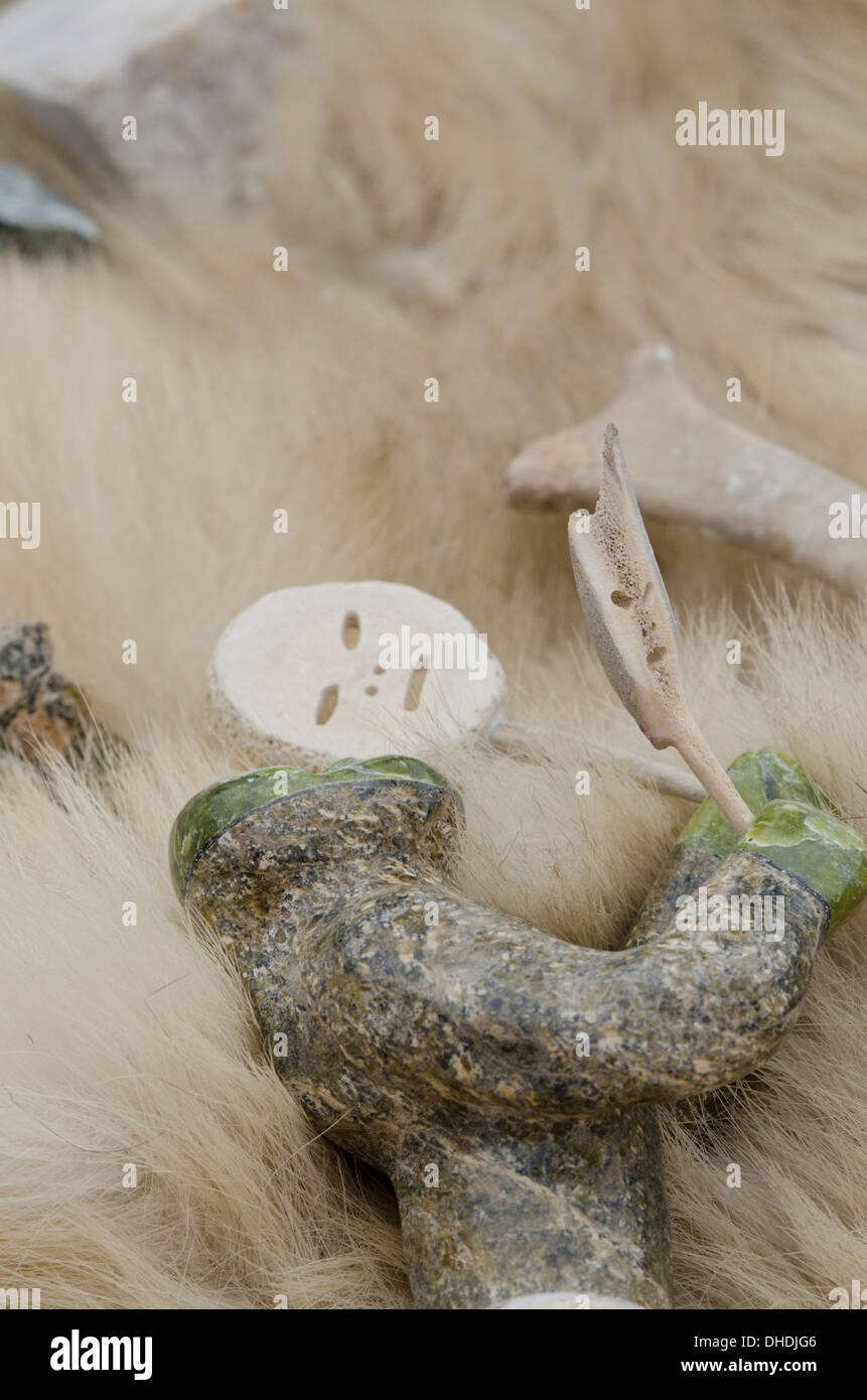 Au Canada, le Nunavut, la Qikiqtaaluk, Cape Dorset. Sculpture en pierre sur la fourrure de l'ours polaire. Banque D'Images