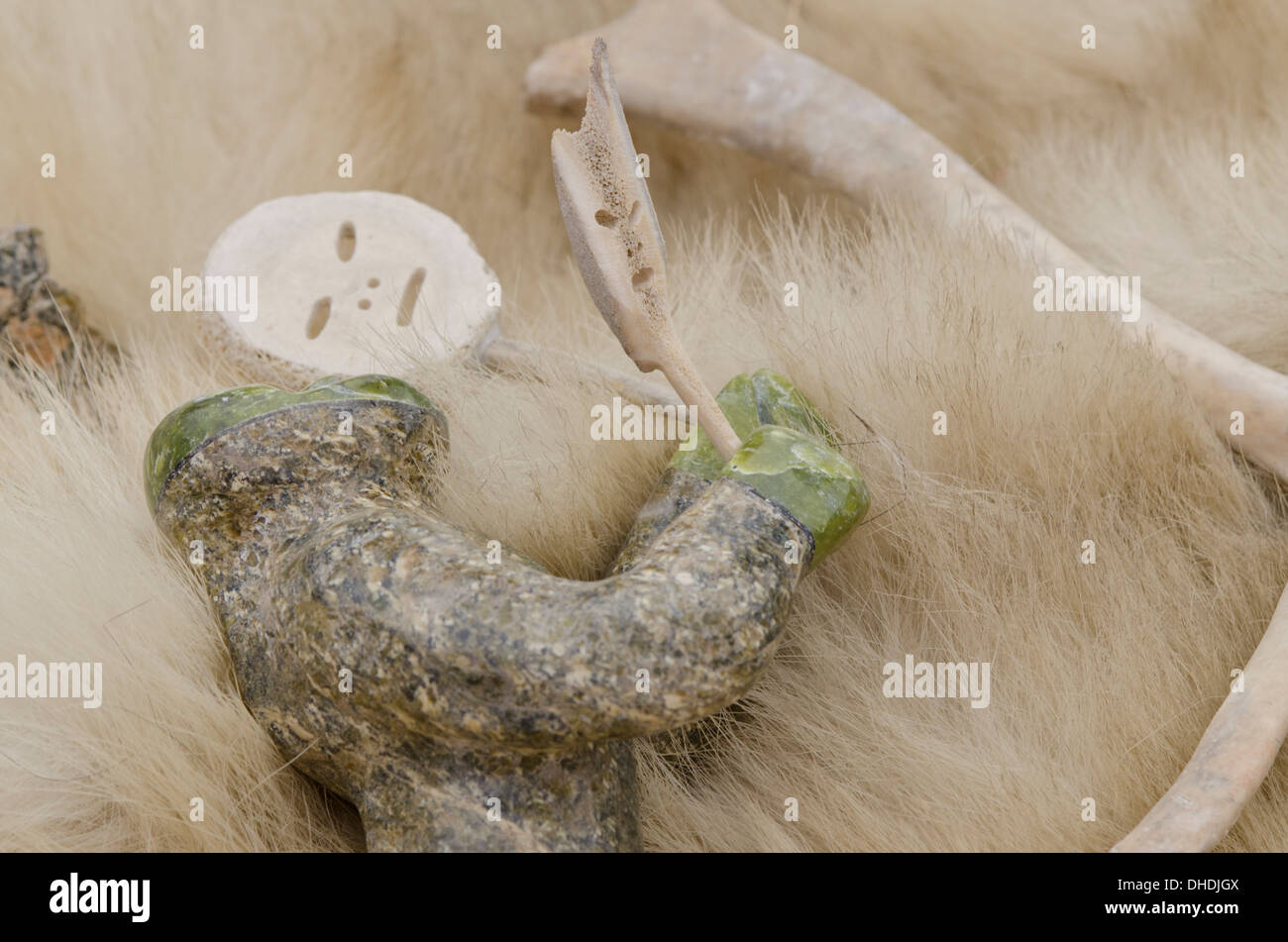 Au Canada, le Nunavut, la Qikiqtaaluk, Cape Dorset. Sculpture en pierre sur la fourrure de l'ours polaire. Banque D'Images
