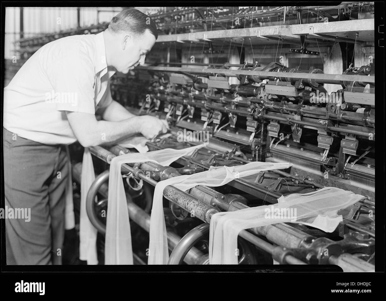 Philadelphie, Pennsylvanie - bonneterie. Minnesac Mills. (L'homme travaillant à la machine avec des bas drapés.) 518692 Banque D'Images