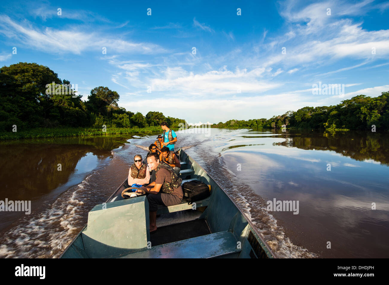 Les touristes sur un bateau à la recherche d'animaux dans le Pantanal, UNESCO World Heritage Site, Brésil Banque D'Images