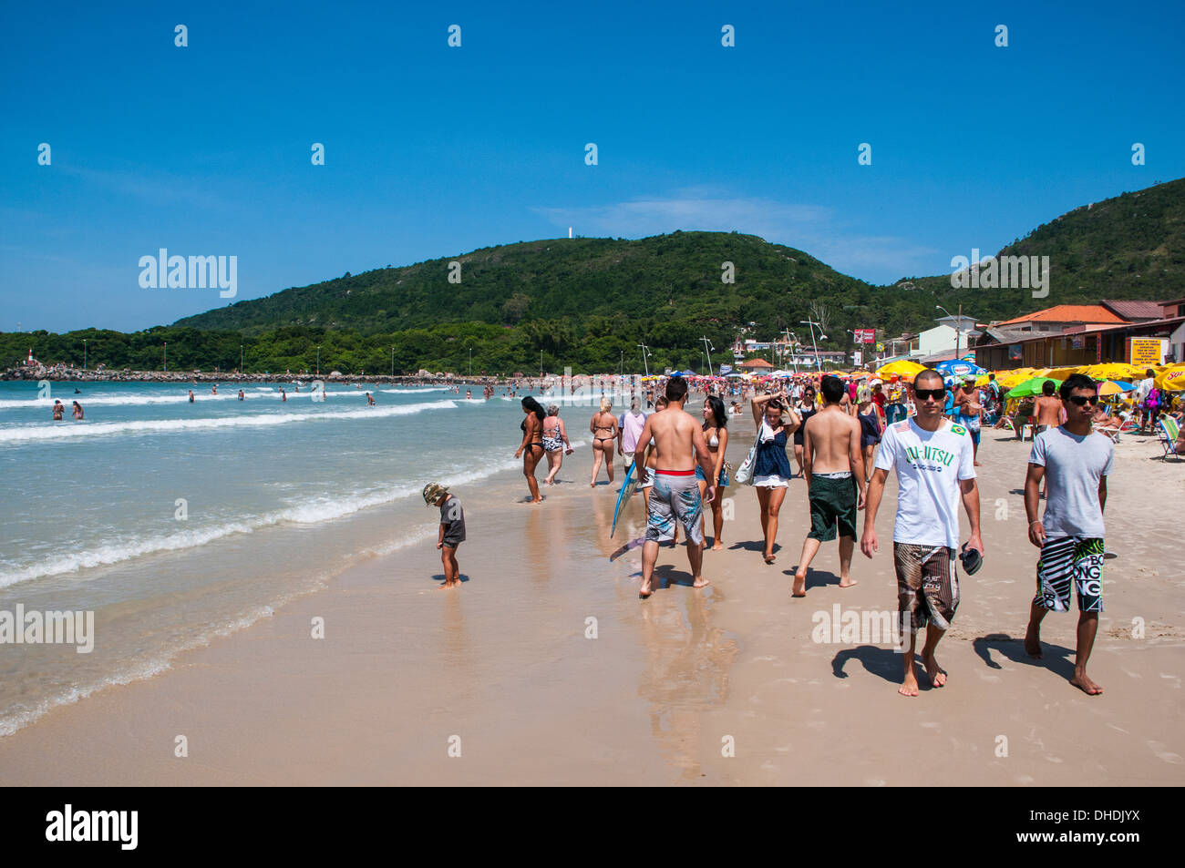 Très occupé sur la plage ilha Catarina (l'île de Santa Catarina), l'État de Santa Catarina, Brésil Banque D'Images