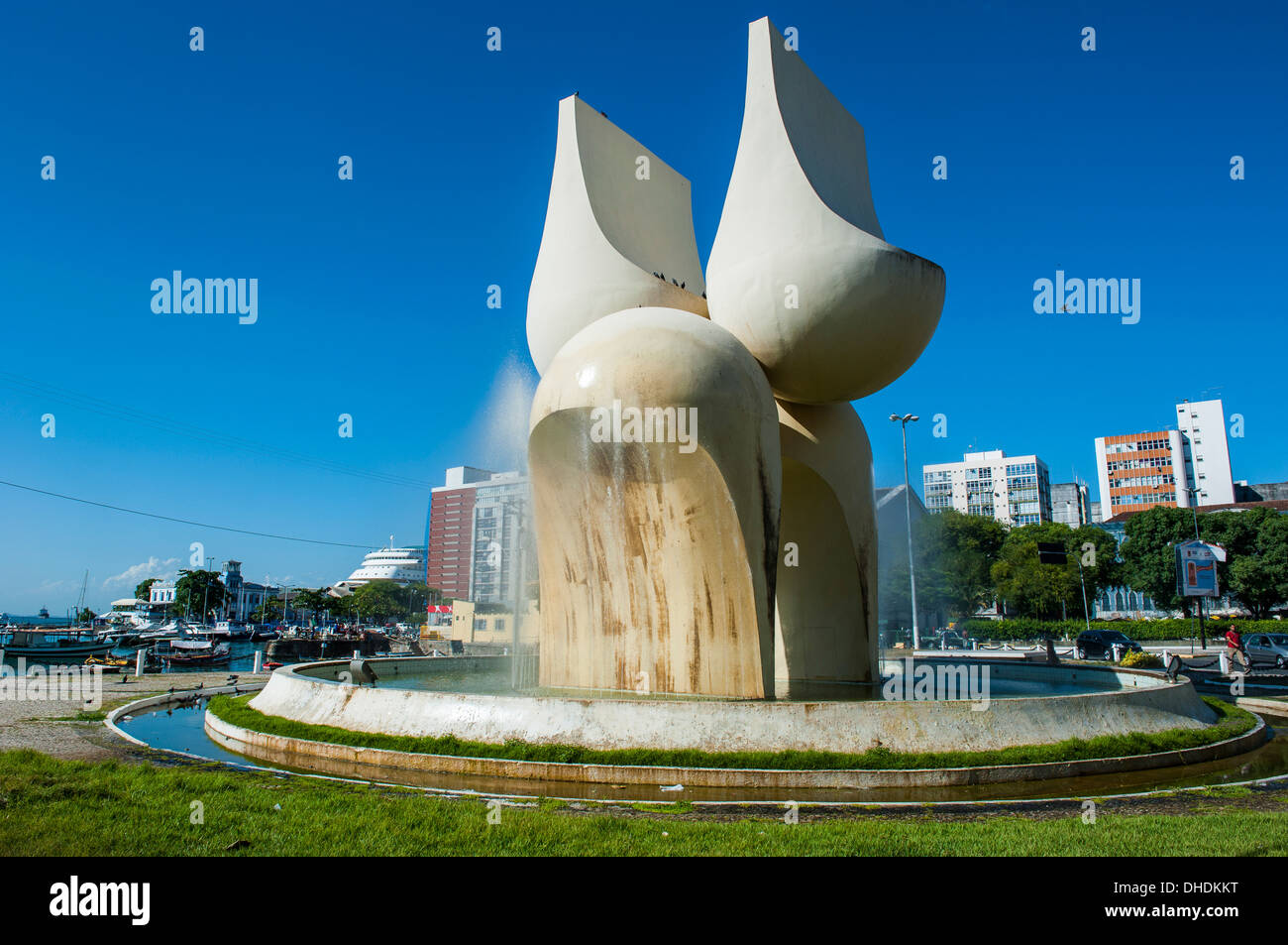 Monument moderne dans une fontaine au bas du Pelourinho, Salvador, Bahia, Brésil Banque D'Images