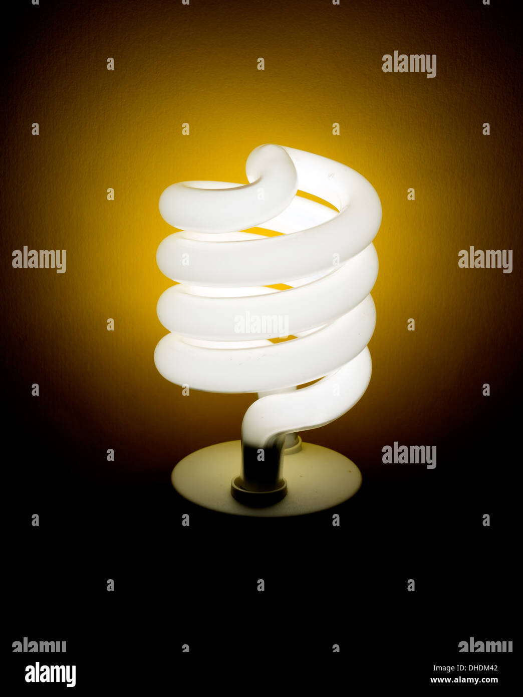 Ampoule Lumière éclairant le fond jaune Banque D'Images