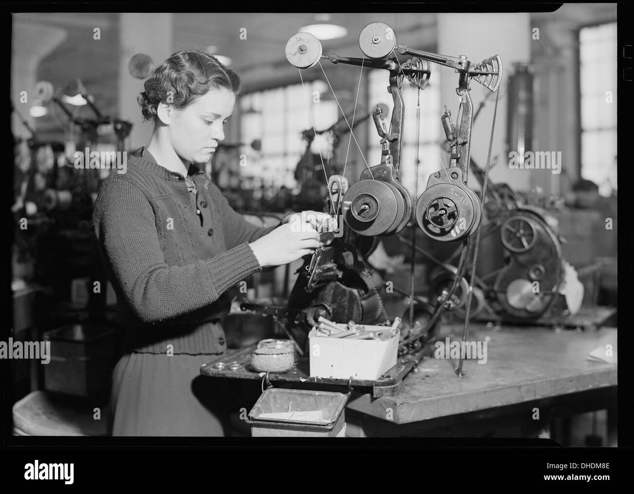 Cette photographie montre une travailleuse de RCA Victor à Camden, New Jersey, enroulant des bobines pour la production radio. Des ouvriers qualifiés comme elle ont joué un rôle essentiel dans la fabrication de radios au milieu du XXe siècle. Banque D'Images