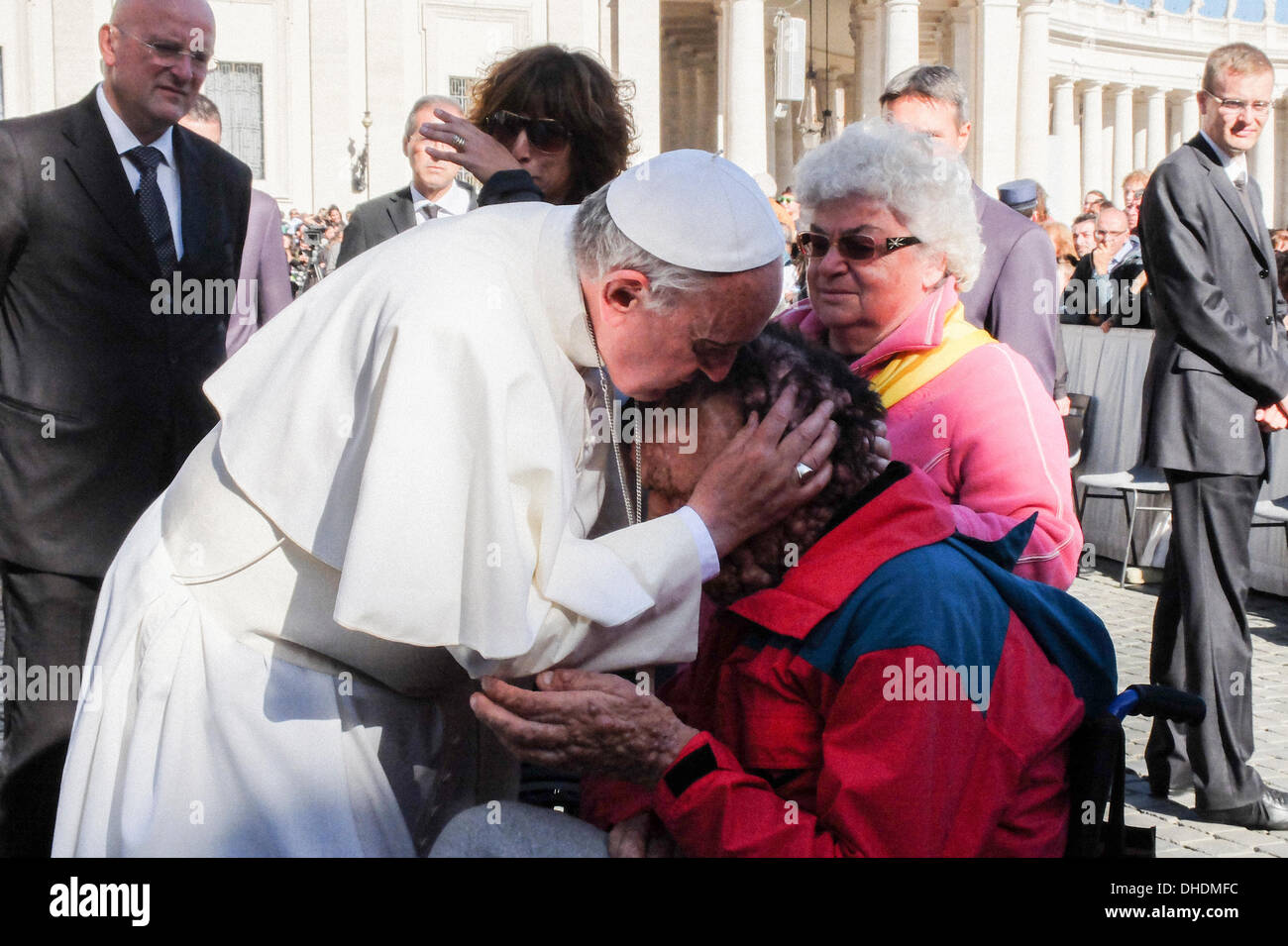 Vatican, Rome, Italie. 06 nov., 2013. Vatican Le Pape François, audience générale du 06 novembre 2013 Le Pape François hug et bénir une personne malade de la neurofibromatose au cours de l'audience générale du 6 novembre à Saint Peter square © Realy Easy Star/Alamy Live News Banque D'Images