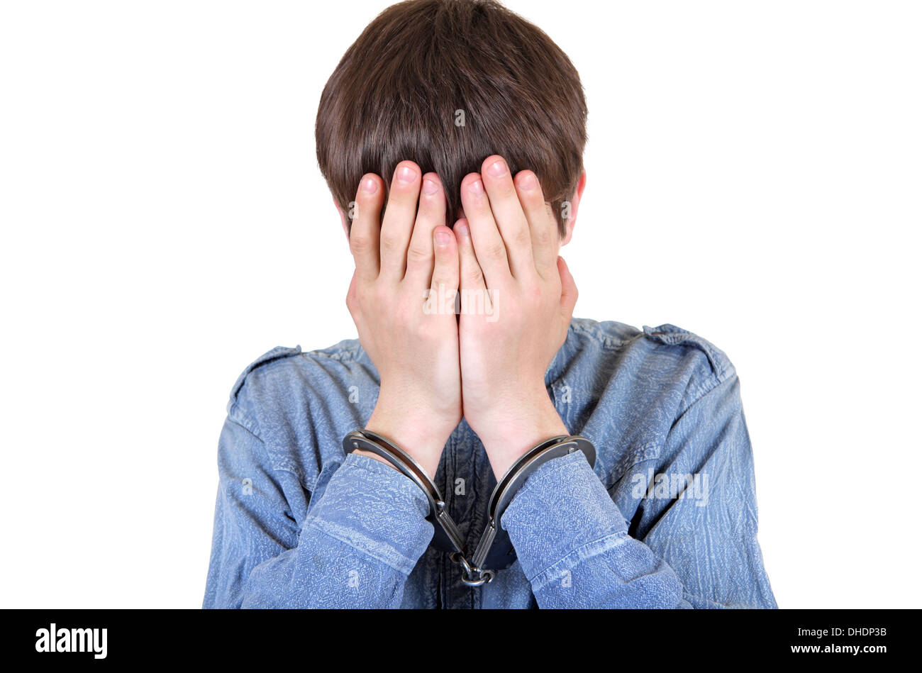 L'homme à cacher son visage menottes Banque D'Images