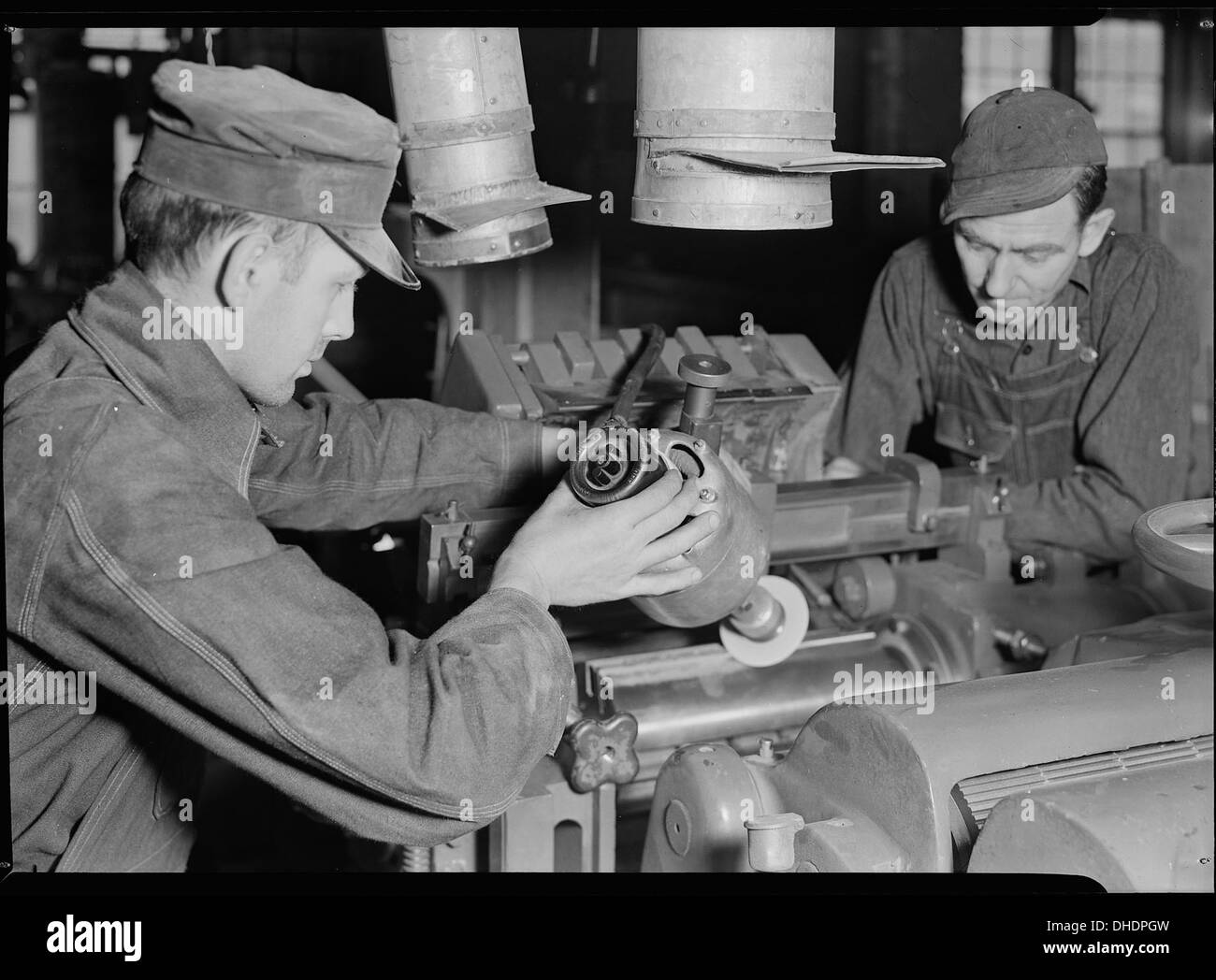Les travailleurs de Tomlinson chair Manufacturing Co à High point, Caroline du Nord, voient des couteaux de meulage utilisés dans les tissus d'ameublement. Le processus de fabrication reflète l'importance de la région dans la production de meubles, en particulier dans la capitale américaine du meuble Banque D'Images