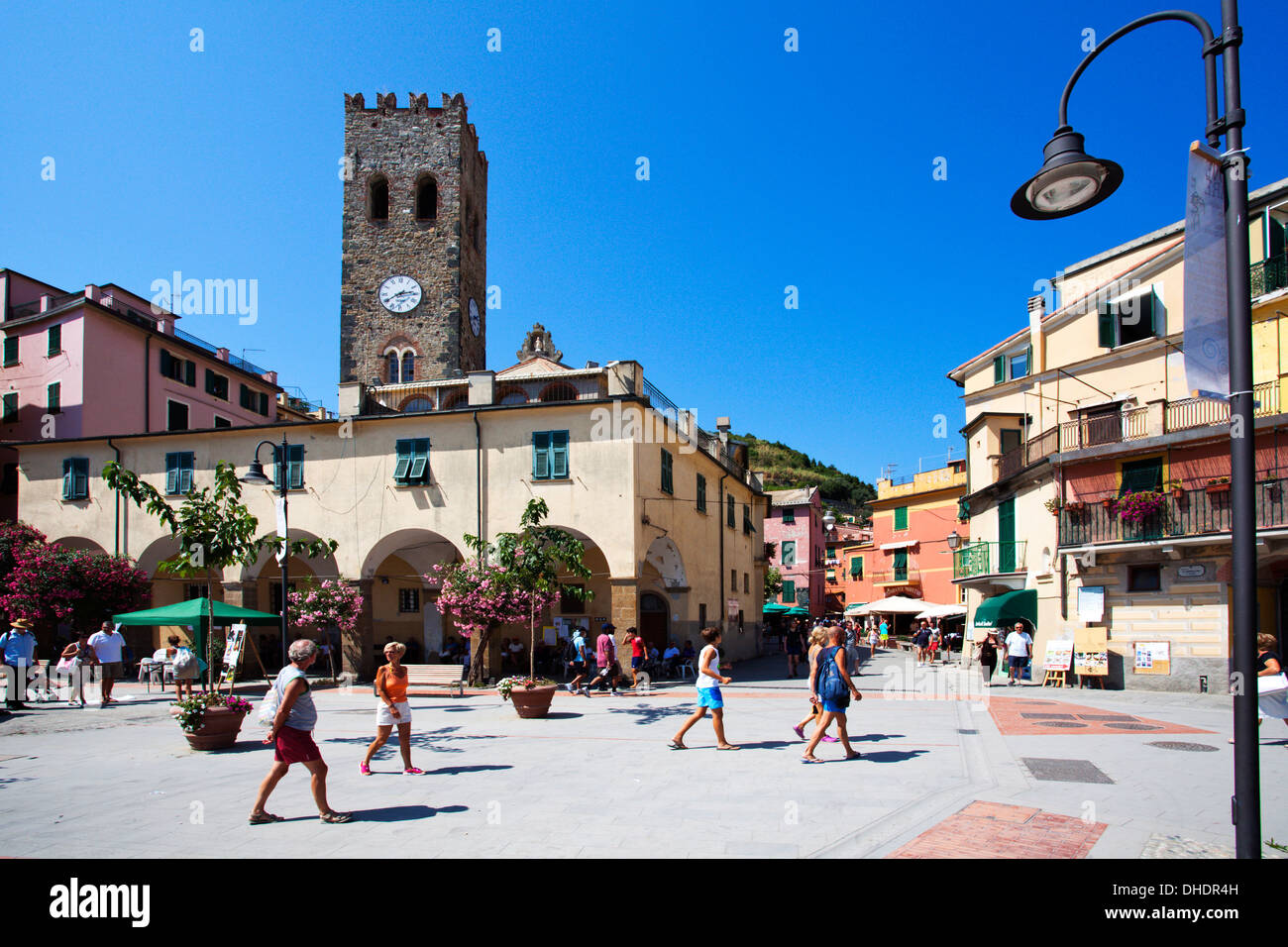La vieille ville et l'église de Saint-Jean à Monterosso al Mare, Cinque Terre, UNESCO World Heritage Site, Ligurie, Italie, Europe Banque D'Images