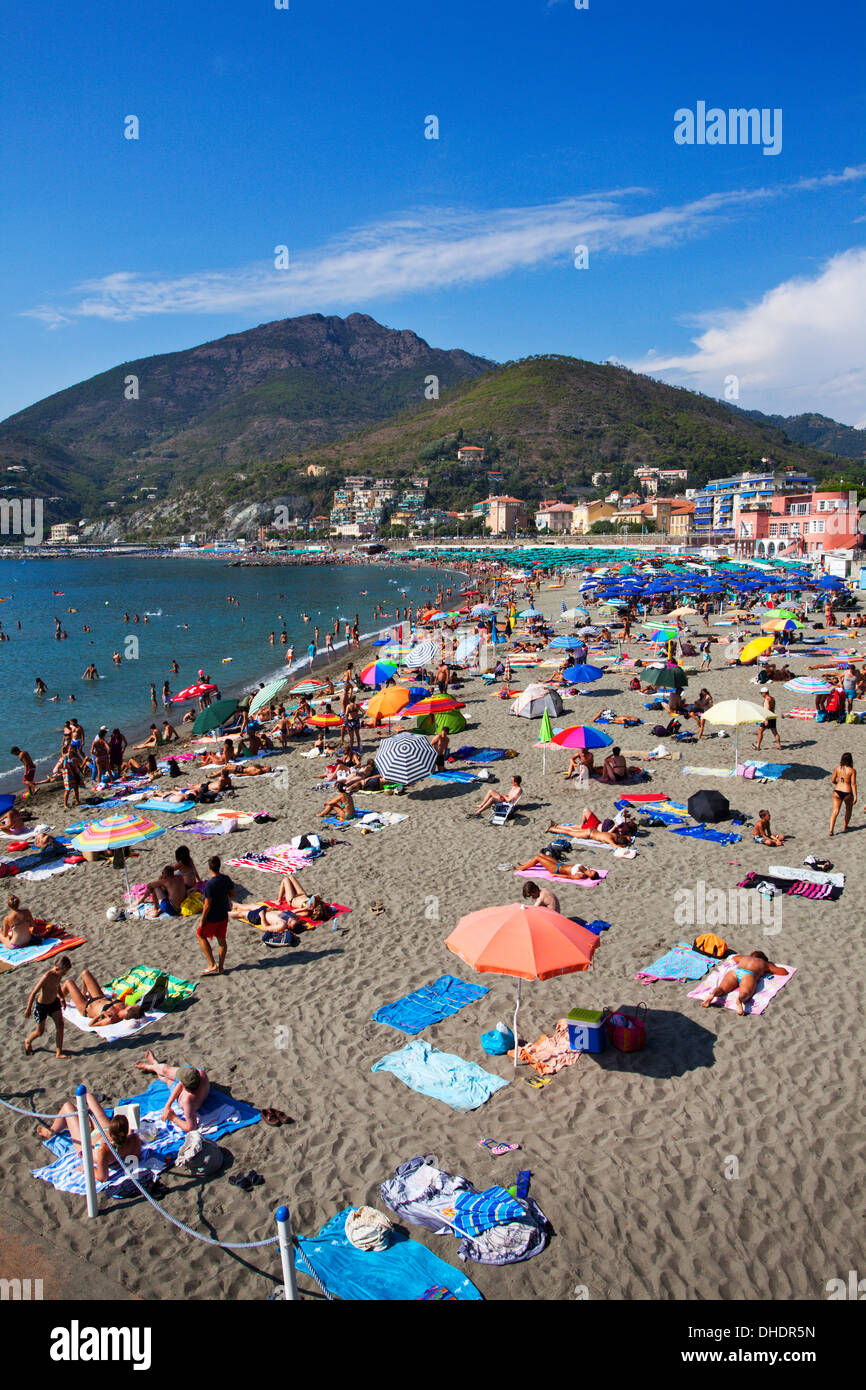 Plage animée à Levanto, Ligurie, Italie, Méditerranée, Europe Banque D'Images