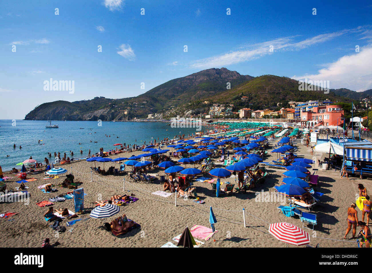 Des parasols sur la plage de Levanto, Ligurie, Italie, Méditerranée, Europe Banque D'Images