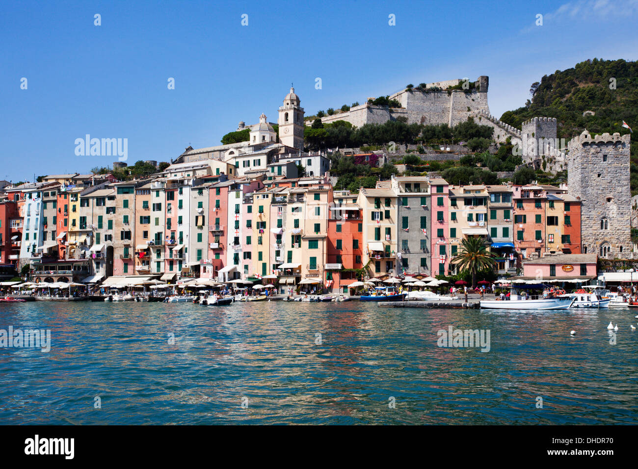 Maisons peintes de couleurs vives et des murs de la ville médiévale par la Marina de Porto Venere, Cinque Terre, l'UNESCO, ligurie, italie Banque D'Images