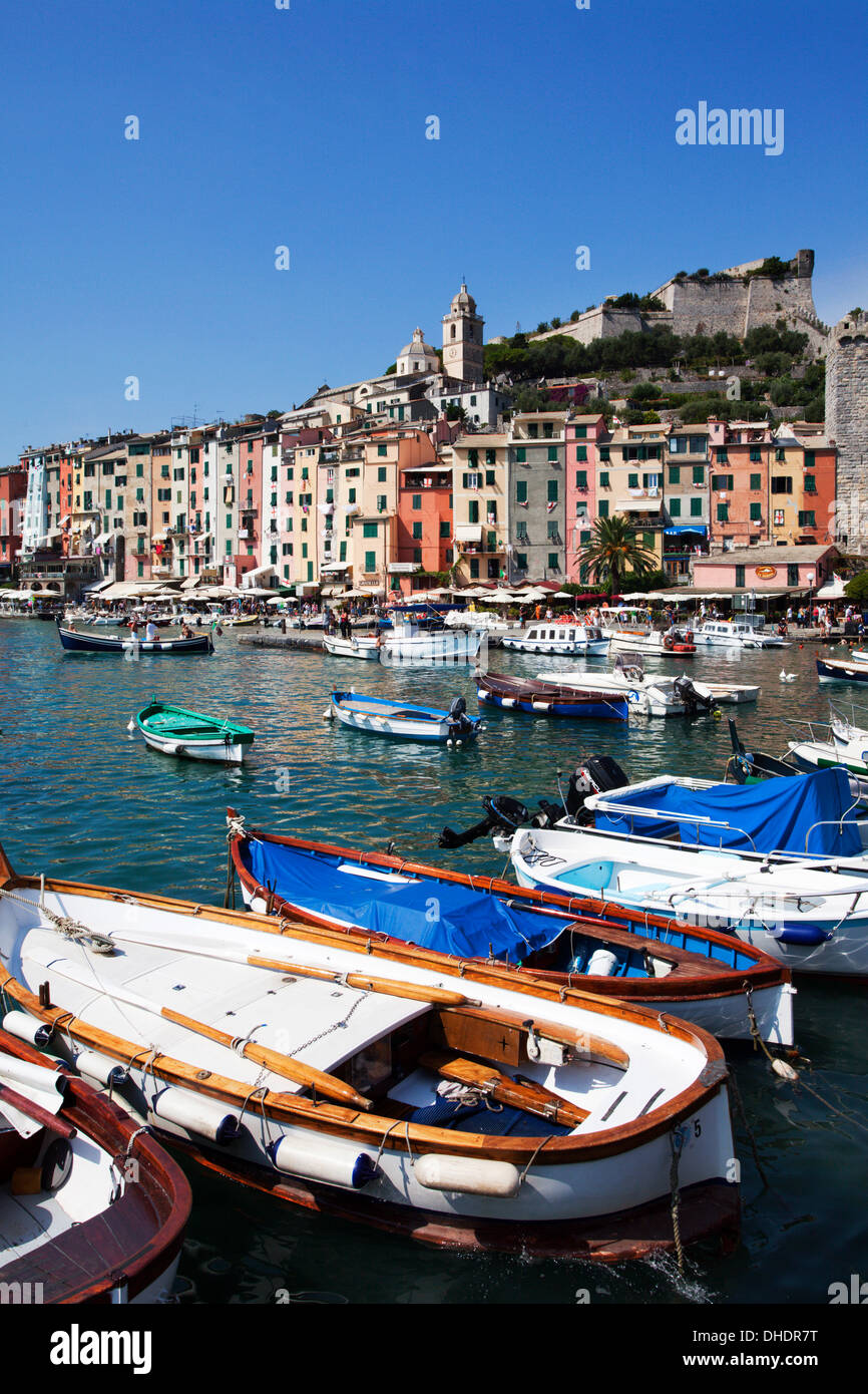 Peint en couleur de bâtiments par la Marina de Porto Venere, Cinque Terre, l'UNESCO, Ligurie, Italie, Méditerranée Banque D'Images