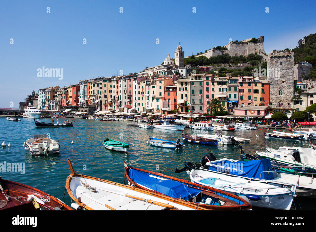 Peint en couleur de bâtiments par la Marina de Porto Venere, Cinque Terre, l'UNESCO, Ligurie, Italie, Méditerranée Banque D'Images