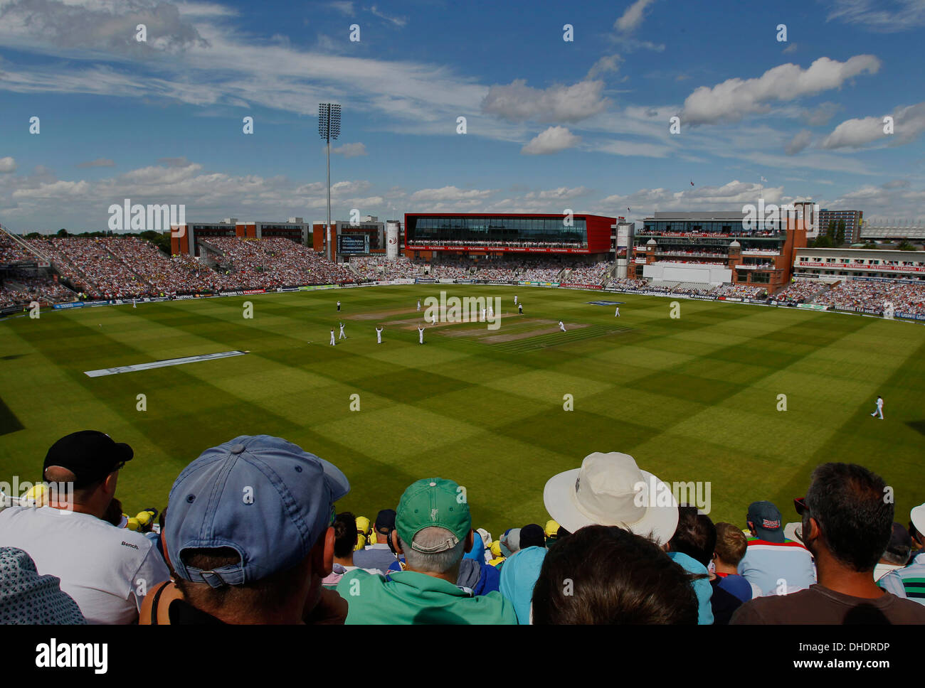 Spectateurs regardant Ashes Cricket Test entre l'Angleterre et l'Australie au Emirates Old Trafford lors d'une journée ensoleillée Banque D'Images