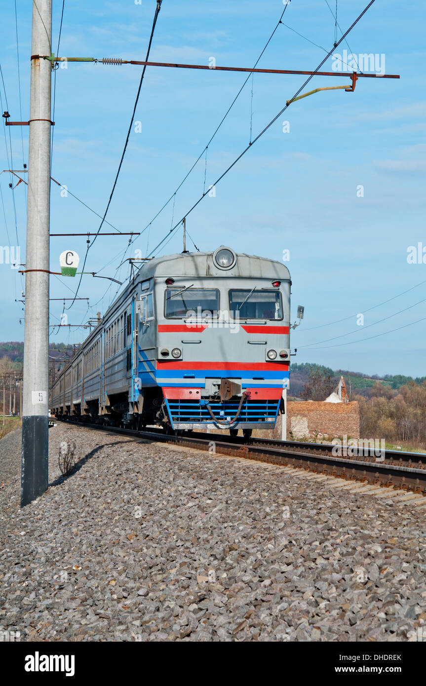 Train de voyageurs transportés par locomotive électrique Banque D'Images