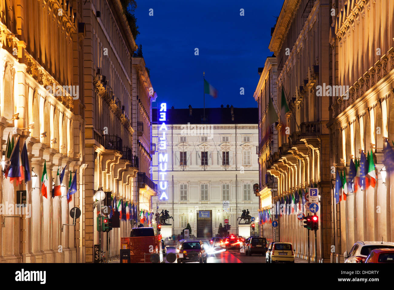 La Via Roma à colonnade et Palazzo Reale au crépuscule, Turin, Piémont, Italie, Europe Banque D'Images
