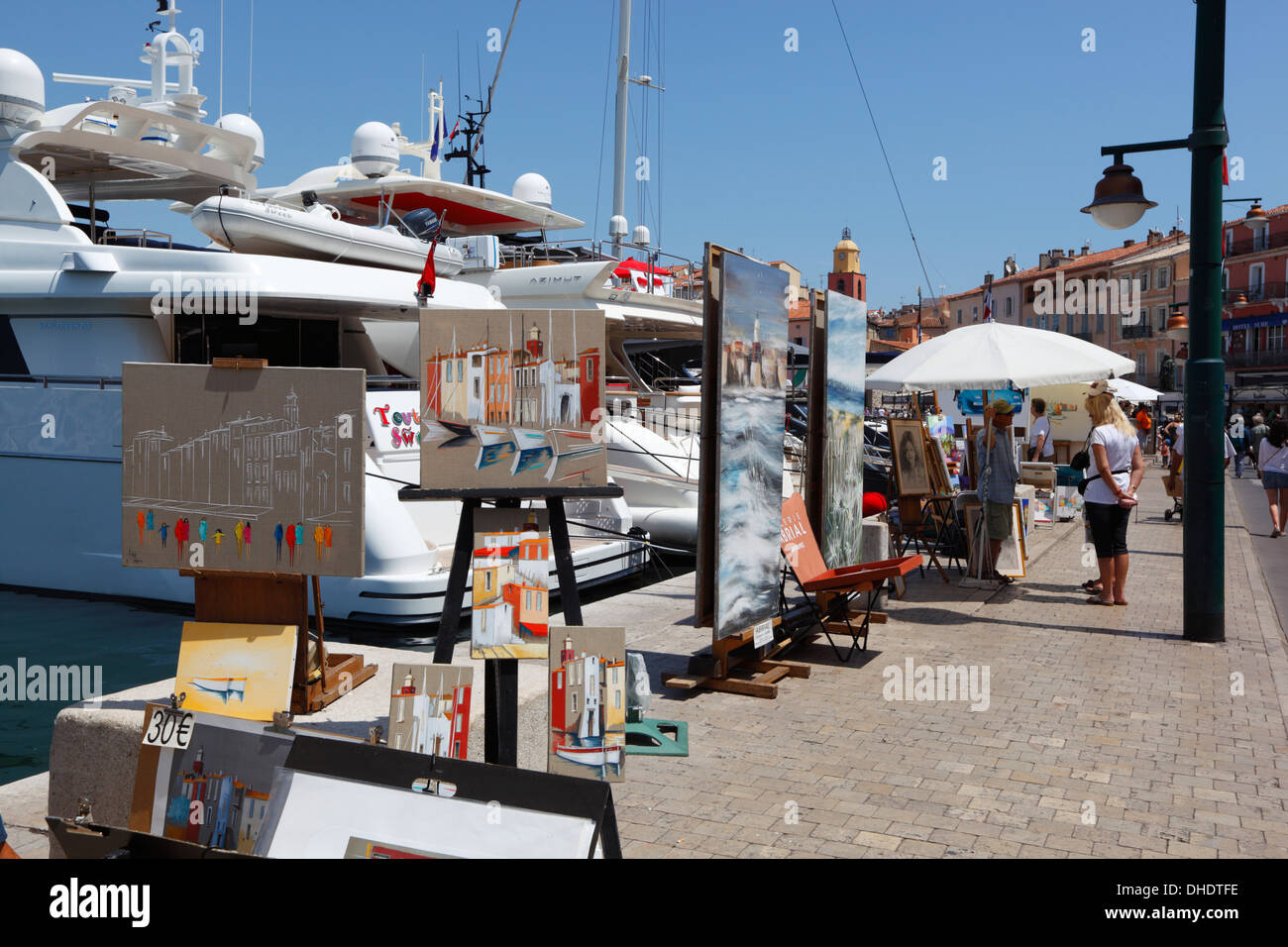 Le long du marché de l'art, le port de Saint-Tropez, Var, Provence-Alpes-Côte d'Azur, Provence, France, Europe Banque D'Images