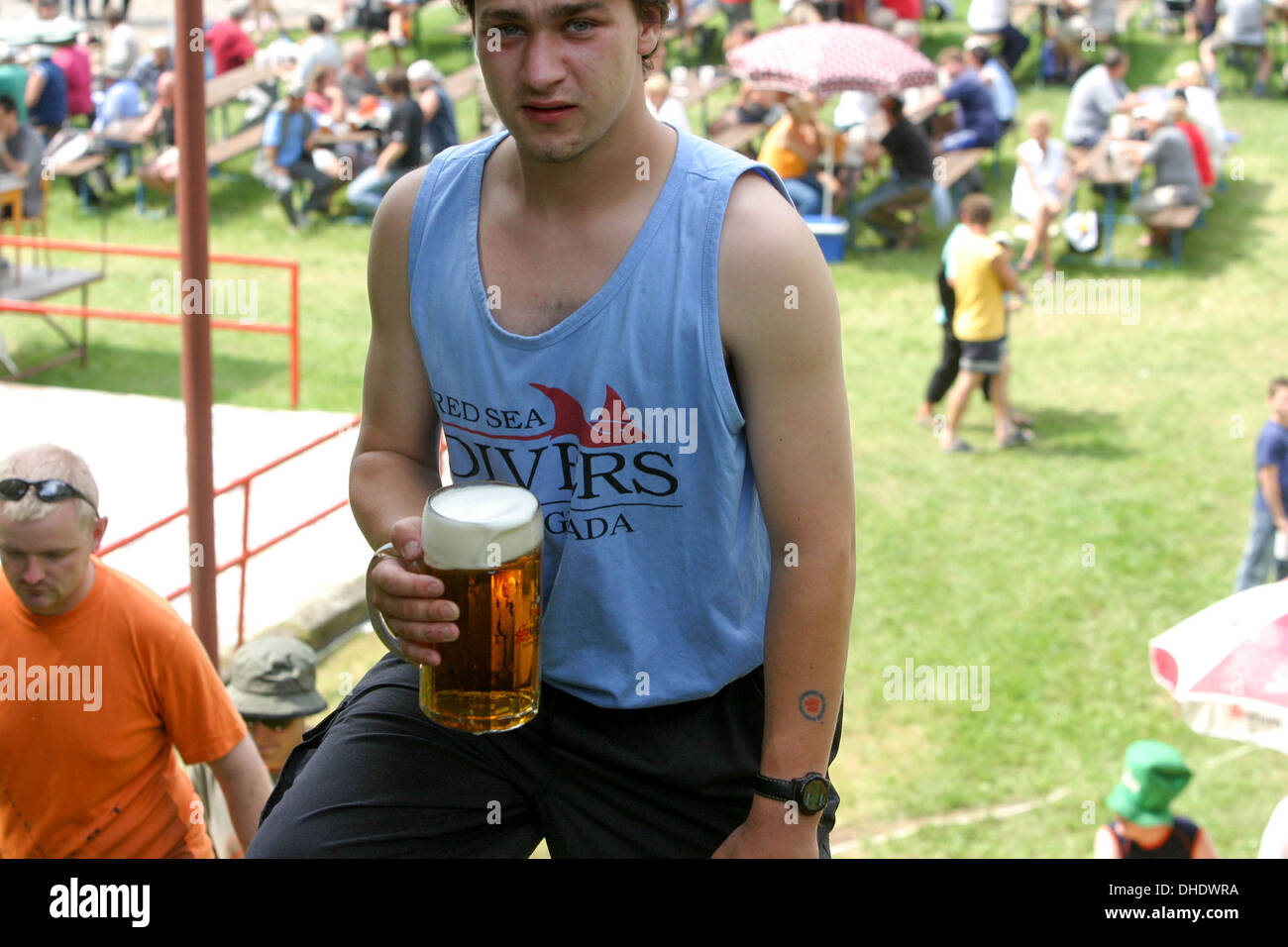 Un homme avec une bière fraîchement tirée, fête du village, République tchèque Banque D'Images