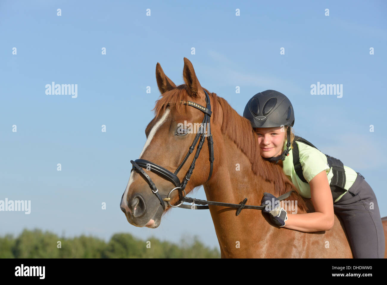 De 13 ans portant un casque et un protecteur de dos sur le dos d'un Cheval de Sport irlandais pony Banque D'Images