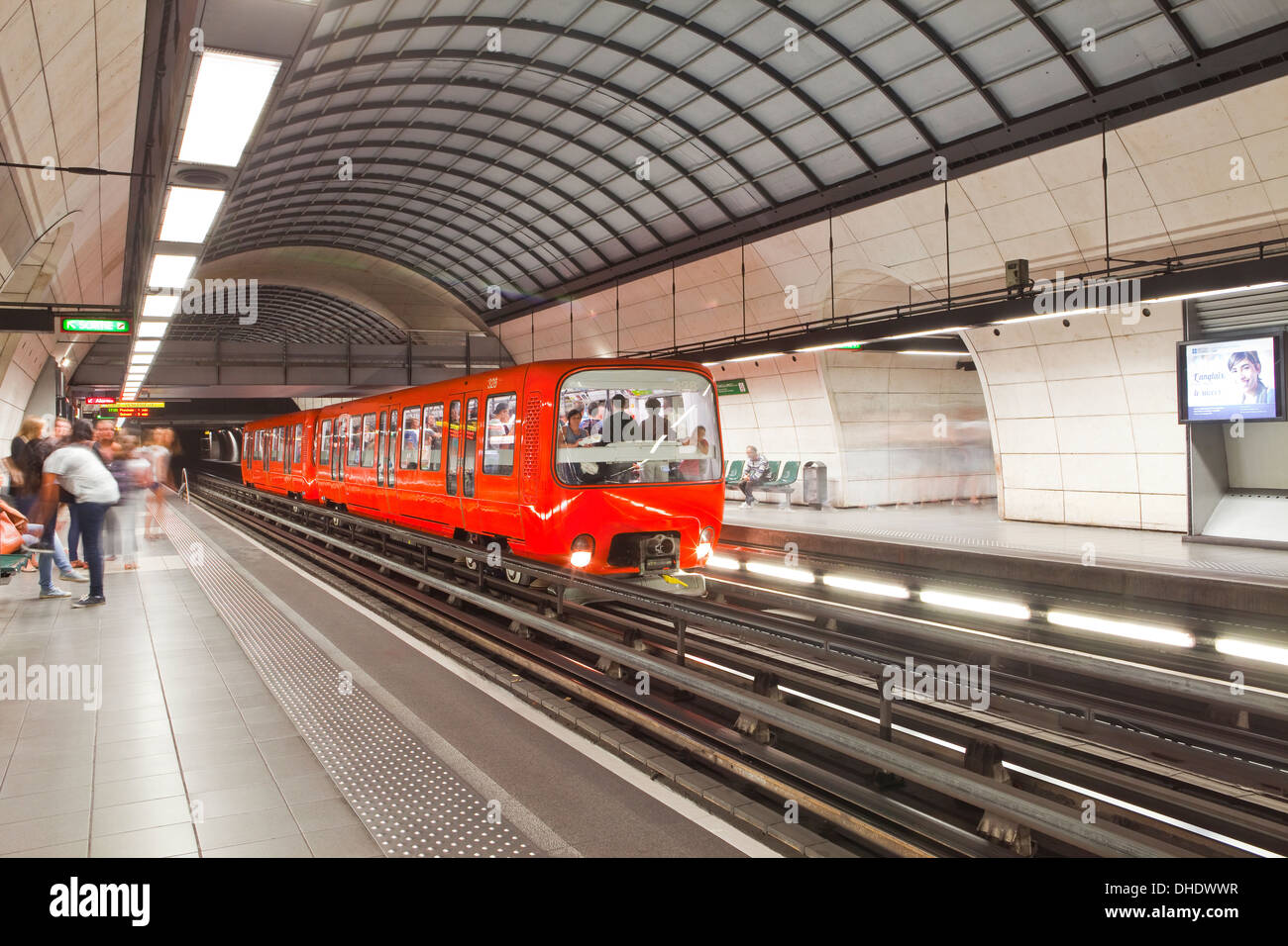 Tire un train à une station sur le métro de Lyon, Lyon, Rhône, Rhône-Alpes, France, Europe Banque D'Images