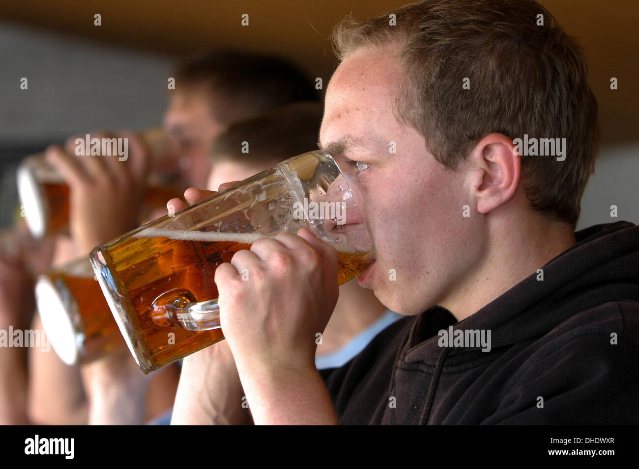 L'homme boit de la bière, la concurrence dans l'alcool, la vitesse, la fête de la bière en République Tchèque Banque D'Images