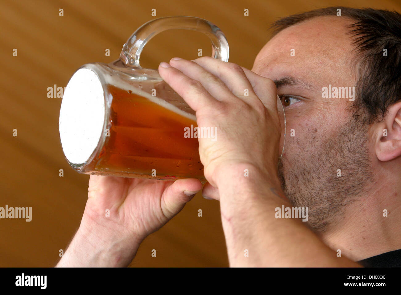 L'homme boit de la bière, la concurrence dans l'alcool, la vitesse, la fête de la bière en République Tchèque Banque D'Images