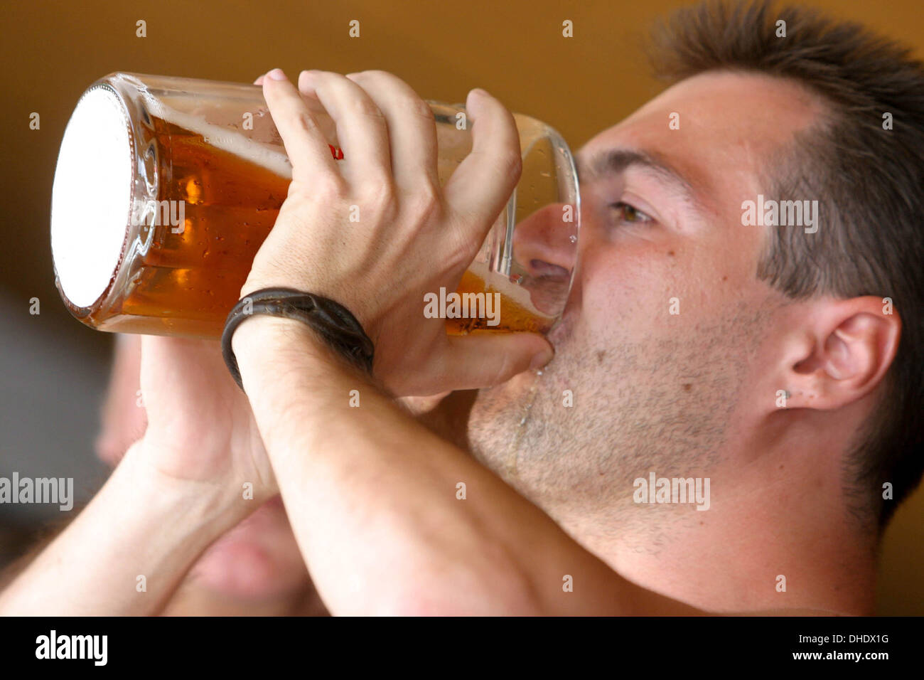 L'homme boit de la bière, la concurrence dans l'alcool, la vitesse, la fête de la bière en République Tchèque Banque D'Images