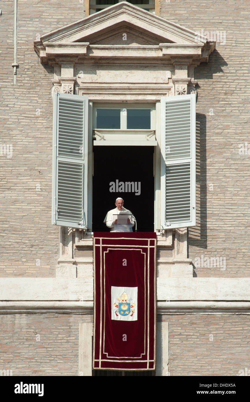Le pape François salue des fidèles Banque D'Images