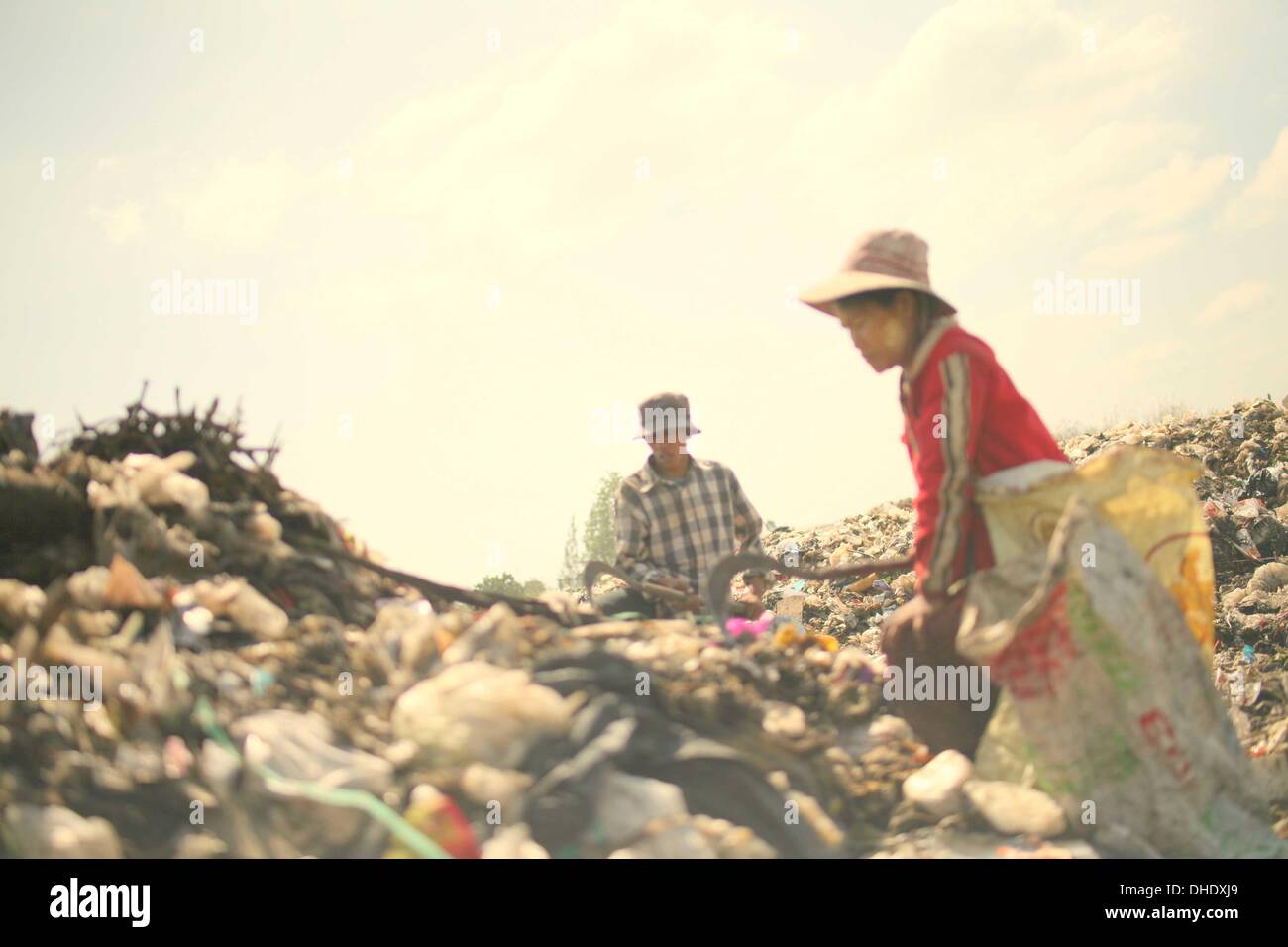 Mae Sot, Tak, en Thaïlande. Nov 7, 2013. Réfugiés Birmans et les éboueurs au dépotoir de Mae Sot. Tingkaya également connu sous le nom de la ville de déchets d'une zone de la taille d'un stade de football les pauvres habitants faire une vie en vendant des matériaux recyclables comme le fil, métal, verre, plastique. Ils heap citadins survivre en mangeant des restes et dormir dans le même environnement rude qui est une aire de reproduction pour les bactéries et les maladies. Credit : Rohan Radheya/ZUMA/ZUMAPRESS.com/Alamy fil Live News Banque D'Images