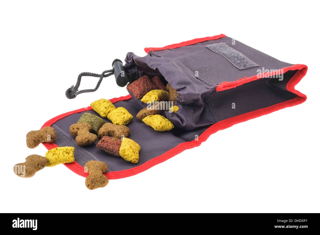 Petit sac contenant des friandises pour chiens utilisés lors de la formation de chien - studio photo avec un fond blanc Banque D'Images