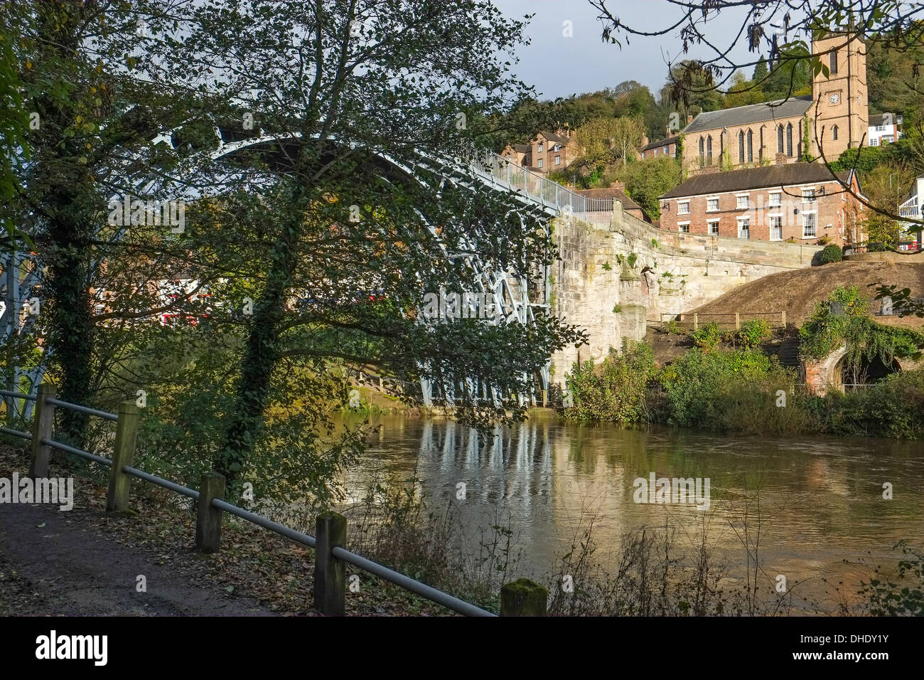 Le pont connu comme dans le village de Ironbridge Ironbridge dans le Shropshire, au Royaume-Uni. Banque D'Images