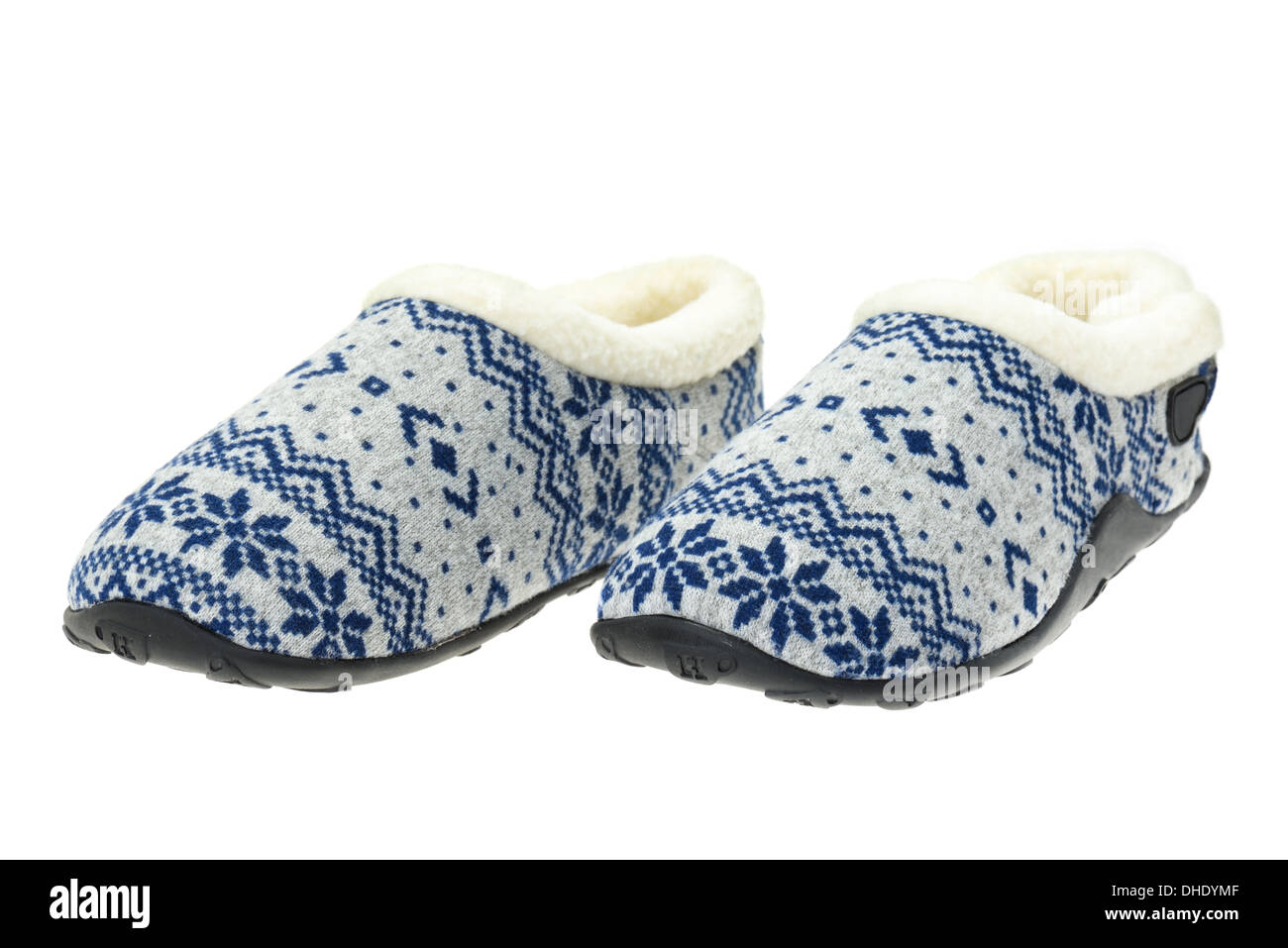 Une paire de chaussons pour femmes avec une doublure moelleux - studio photo avec un fond blanc Banque D'Images