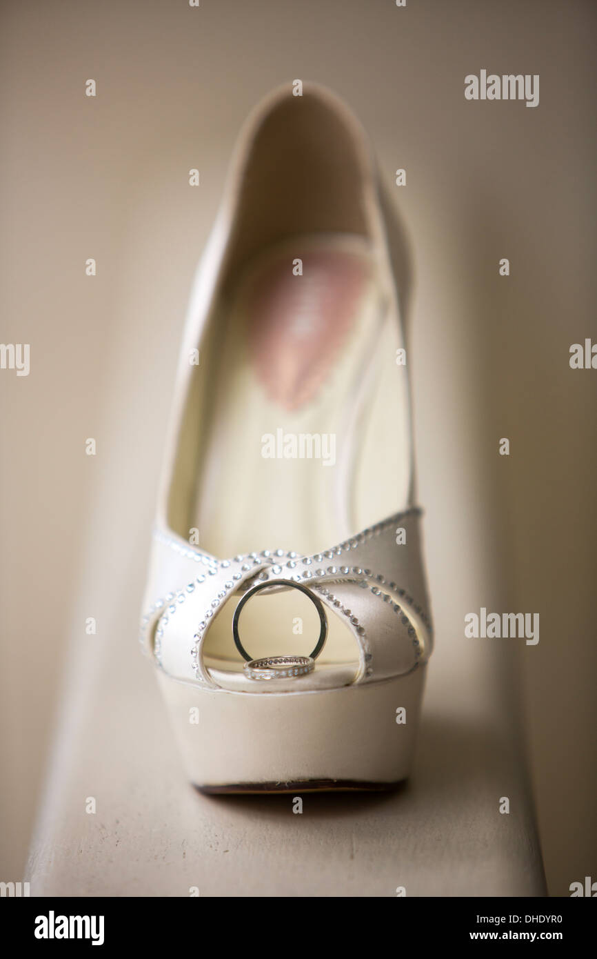 Mariages bagues chaussure talon haut blanc balcon champ faible profondeur romantique moderne et élégant accessoire mariage femme mariée l'amour nouveau Banque D'Images