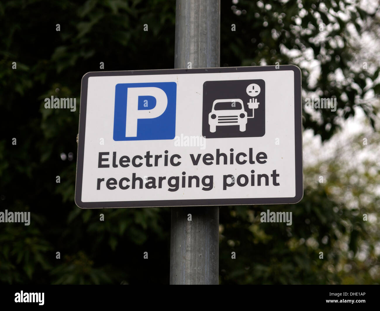 Panneau indiquant la recharge de véhicules électriques Point dans une zone de loisirs forestiers Banque D'Images