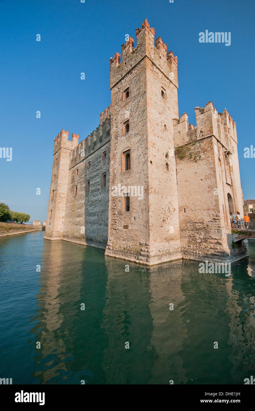 La célèbre forteresse de Sirmione Banque D'Images