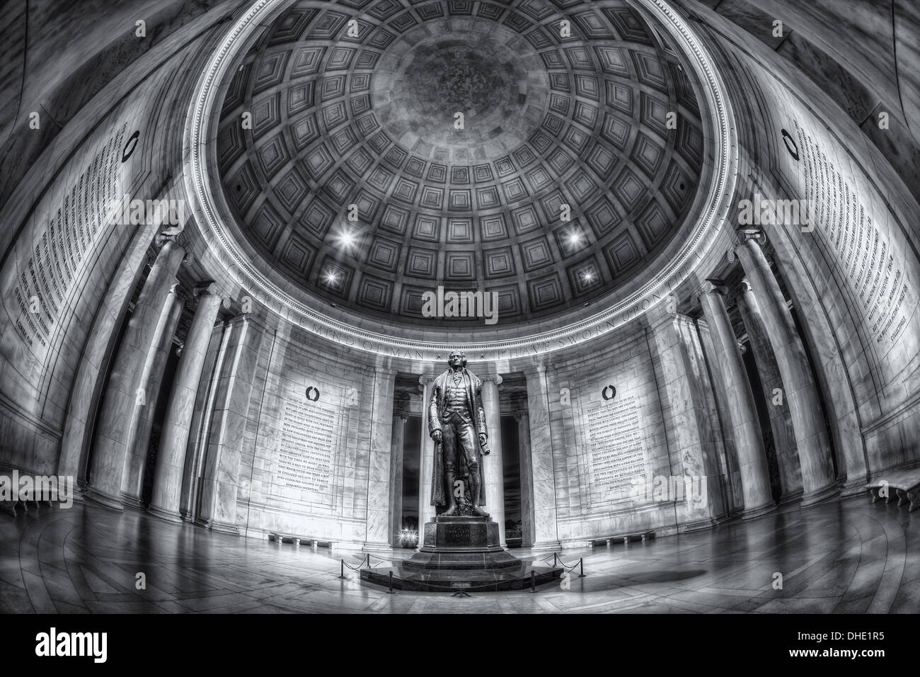 La statue de Thomas Jefferson se dresse dans le dôme intérieur de la théorie néoclassique Thomas Jefferson Memorial à Washington, DC Banque D'Images