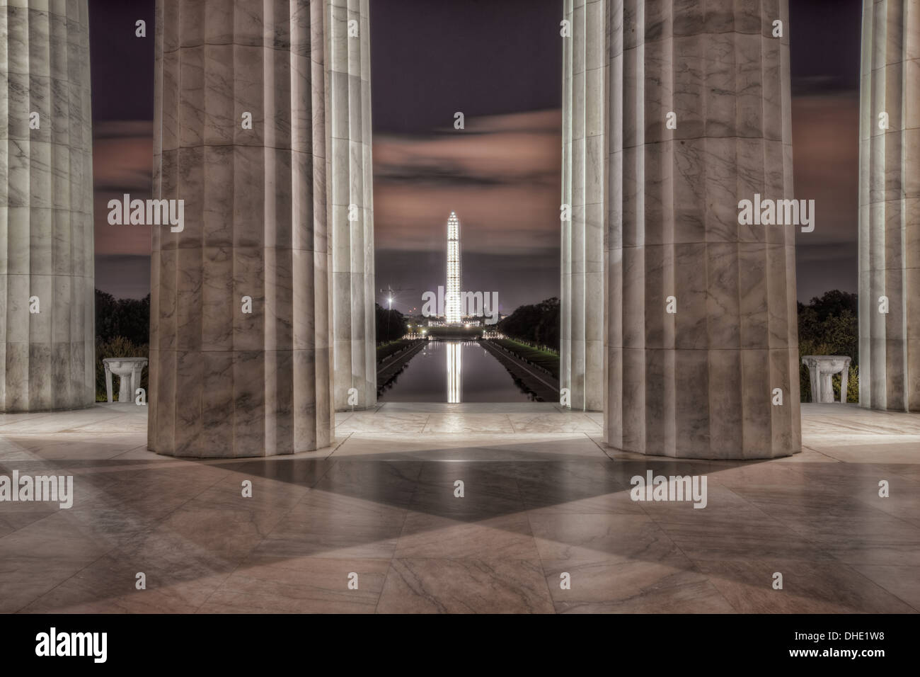 Le Washington Monument reflète dans le Lincoln Memorial Reflecting Pool, vue de l'intérieur du Mémorial de Lincoln avant le lever du soleil à Washington, DC. Banque D'Images