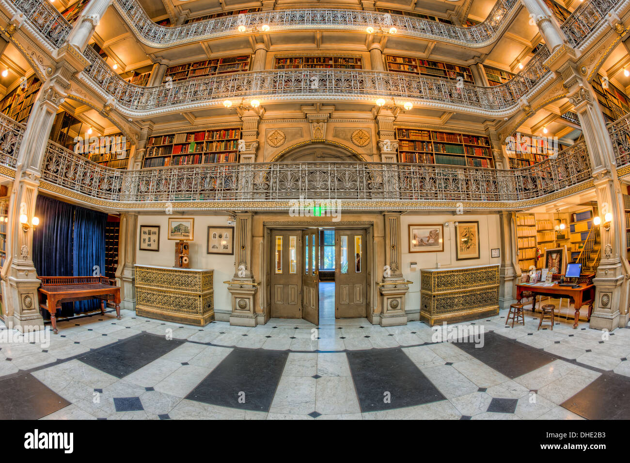 Le bel intérieur de la bibliothèque George Peabody, une partie de l'Université Johns Hopkins, à Baltimore, Maryland. Banque D'Images