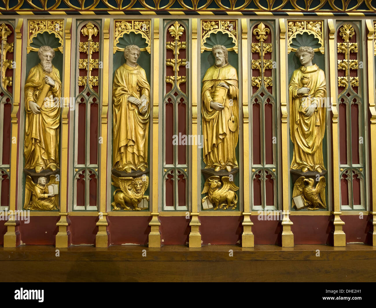 Retable en bois sculpté, groupe d'évangélistes Matthieu, Marc Luc et Jean à St Dunstan's Chapelle, Cathédrale de Leicester, Leicester, England, UK Banque D'Images