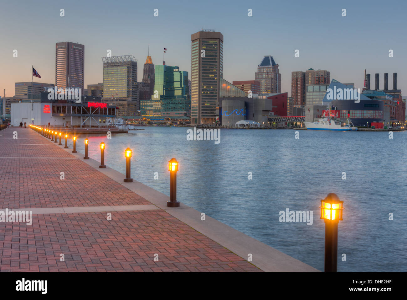 Le ciel commence à s'assombrir sur la skyline de Baltimore, Maryland au coucher du soleil. Banque D'Images