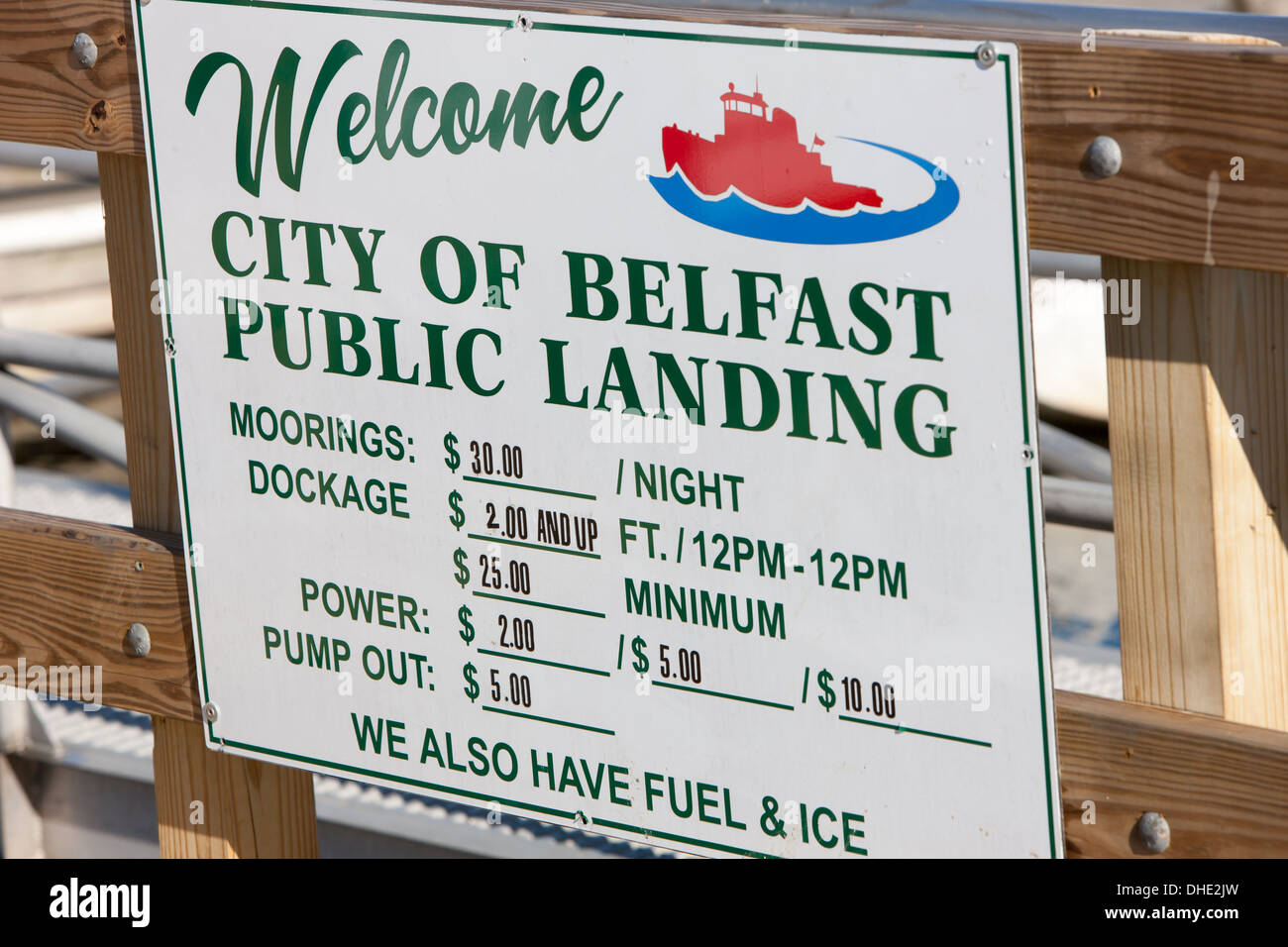 Un signe positif indique que les services et les tarifs pour les plaisanciers en visite à l'Agence de l'atterrissage à Belfast, Maine. Banque D'Images