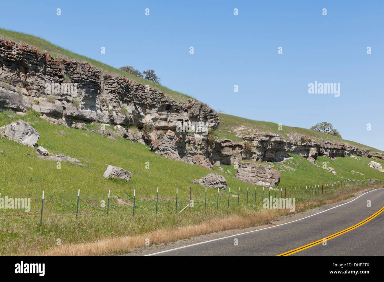 Les couches de roches sédimentaires exposées sur le côté de la colline le long chemin rural - California USA Banque D'Images