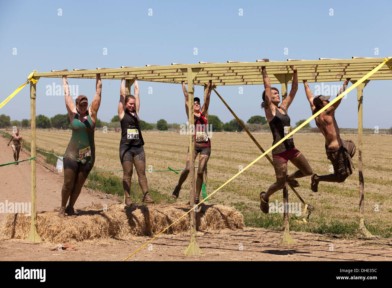 Mud run femmes participants sur course à obstacles - California USA Banque D'Images