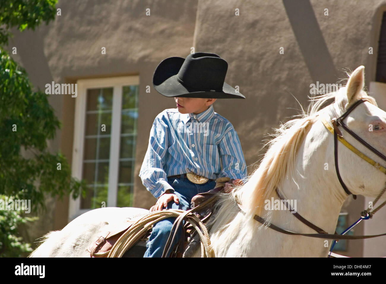 Les jeunes sur le cheval blanc, cowboy Rodeo Parade de Santa Fe ...