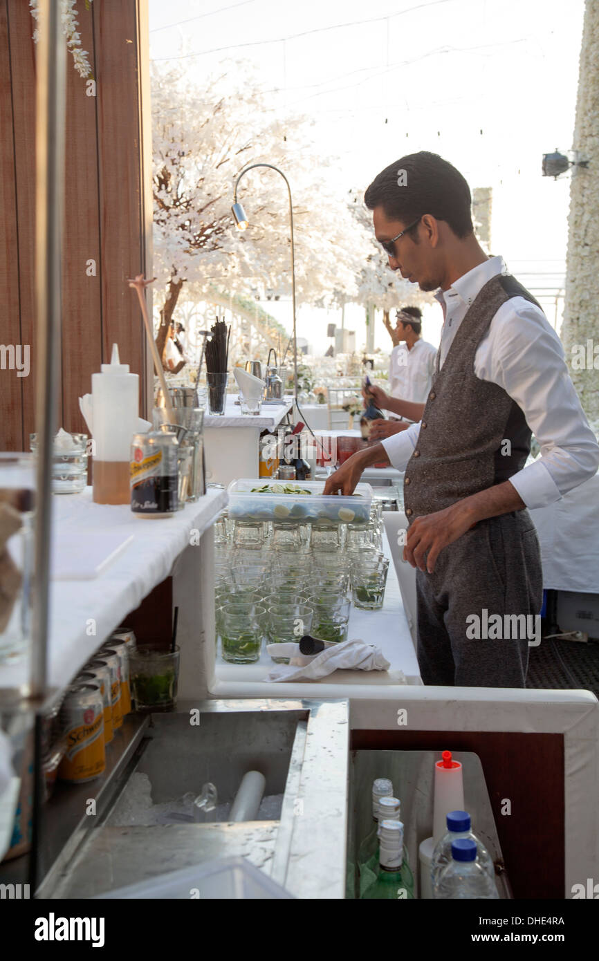 Barman Barman cocktail boisson fix shot bar parti faire préparer la réception d'alcool rafraîchissant frais jus de mélange mohito booze bunch Banque D'Images