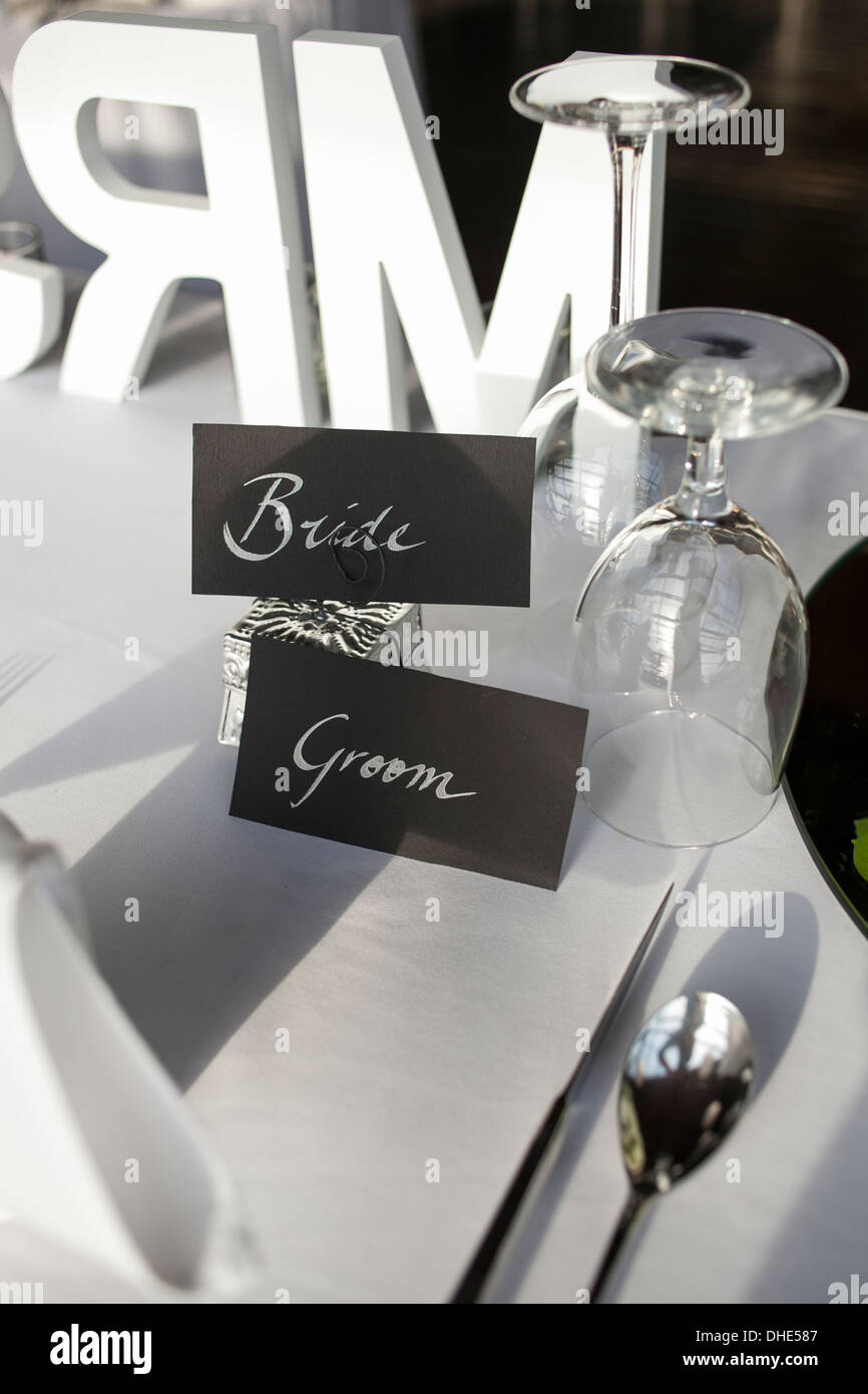 M. Mme mariée marié table Décoration de mariage cérémonie de mariage coucher du soleil dîner célébration préparer décor décoration amour sentiments c Banque D'Images