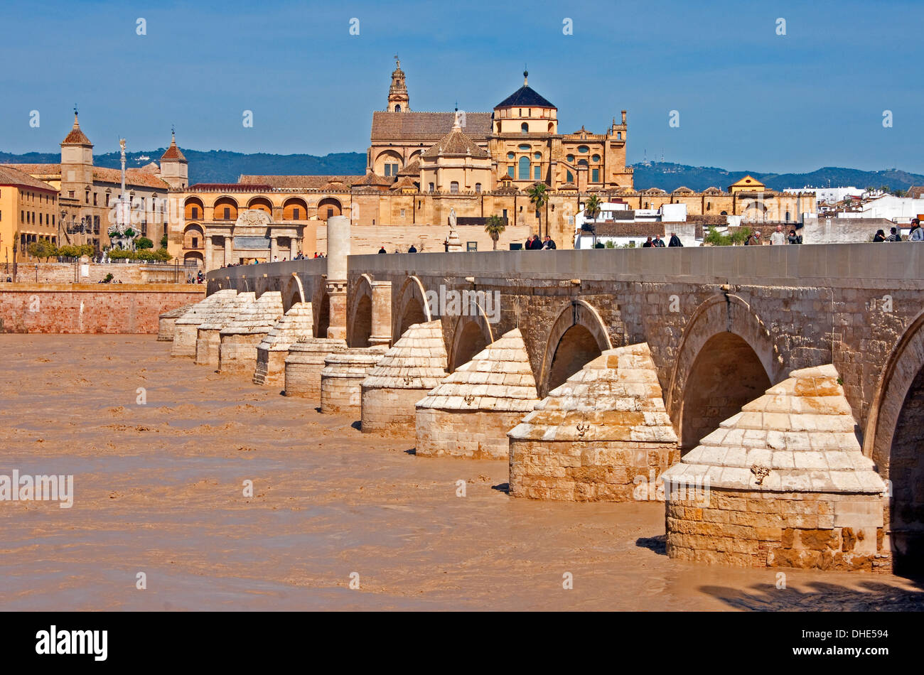 Pont romain sur la rivière Guadalquivir menant à la Grande Mosquée Mezquita à Cordoue, Espagne. Banque D'Images
