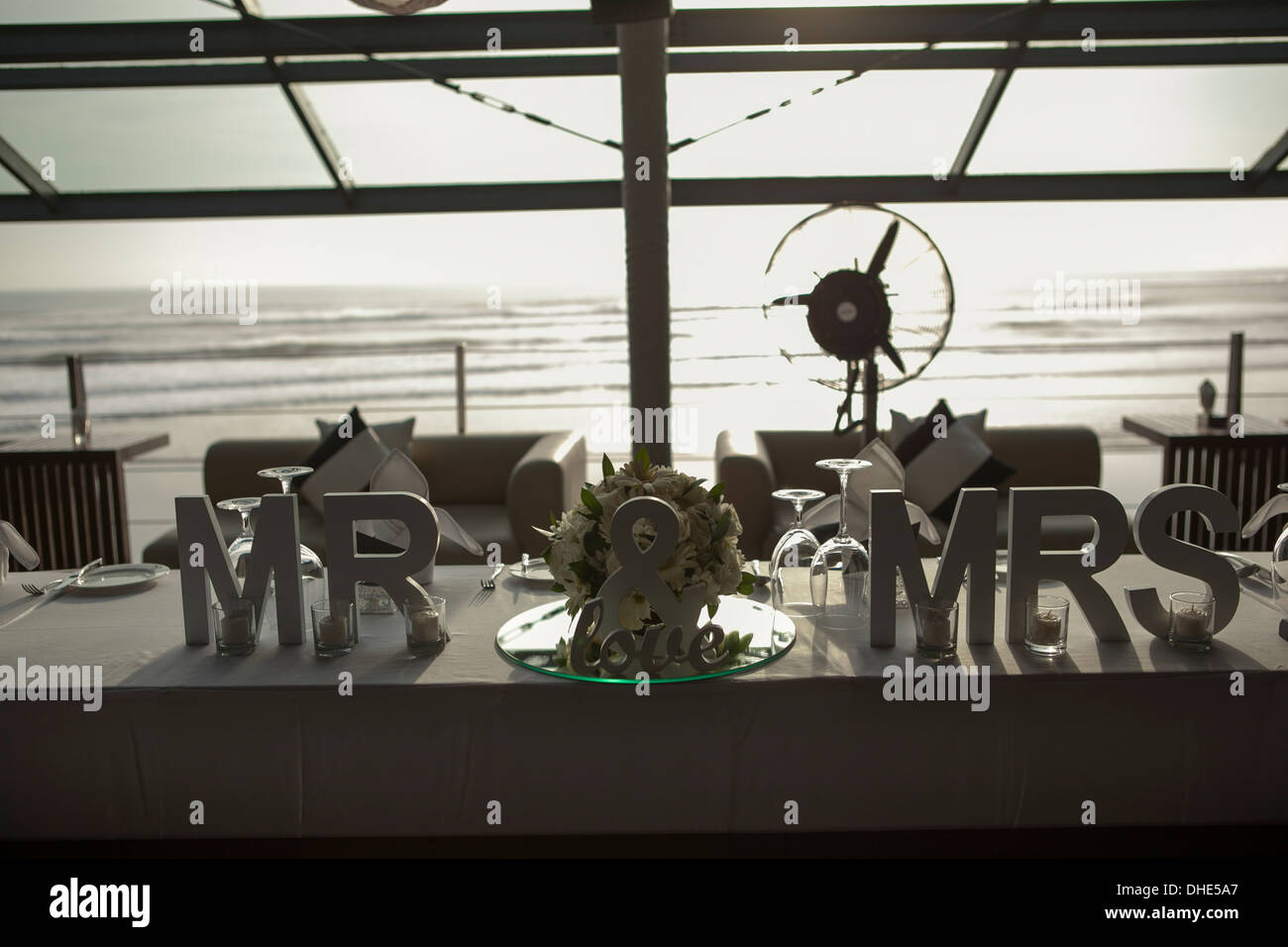 M. Mme mariée marié table Décoration de mariage cérémonie de mariage coucher du soleil dîner célébration préparer décor décoration amour sentiments Banque D'Images